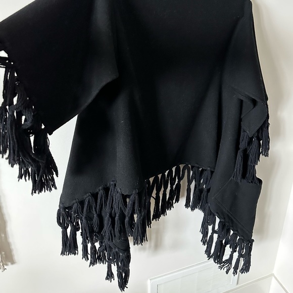 Designer poncho/cape 🖤🖤🖤 - Picture 5 of 8